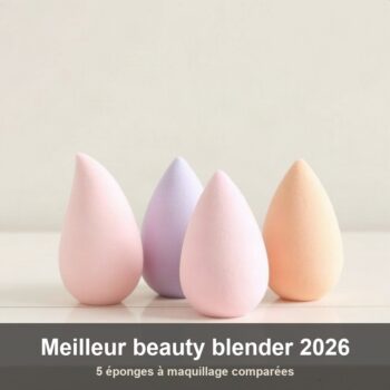 Quatre éponges à maquillage en forme de goutte, couleurs pastel, posées sur une coiffeuse claire