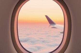 Ciel au lever du soleil au-dessus des nuages, vu par un hublot