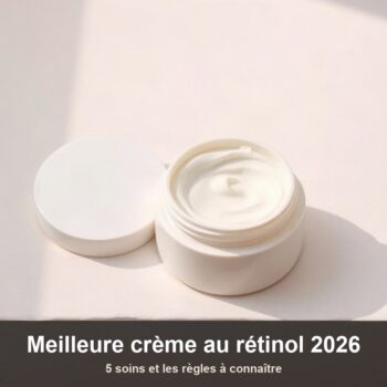 Pot de crème blanc ouvert sans étiquette, texture de crème visible sur une surface claire