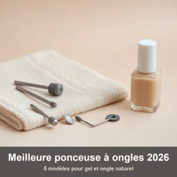 Embouts de ponceuse à ongles et petit flacon de vernis posés sur une serviette claire