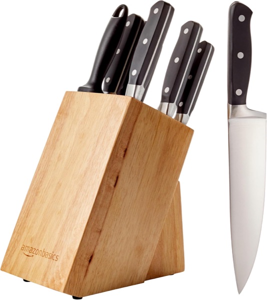Bloc de couteaux Amazon Basics avec couteaux à manche noir et couteau de chef posé à côté