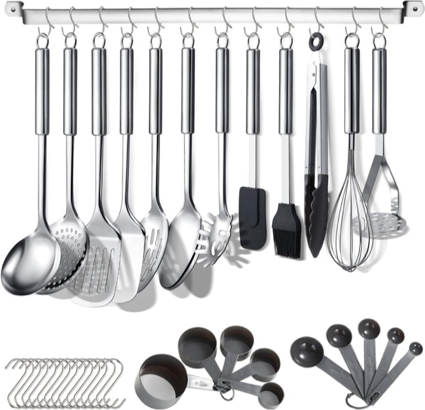 Ustensiles de cuisine Berglander en inox suspendus à une barre avec crochets